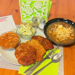 Placki ziemniaczane z gulaszem + surówka z kapusty