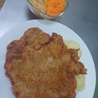Kotlet schabowy z ziemniakami i surówkamiwką