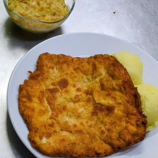 Kotlet schabowy z ziemniakami i kapusta zasmażaną