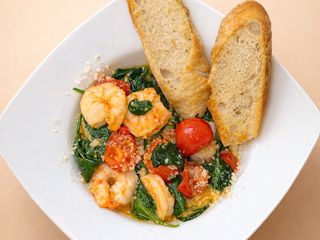 Krewetki smażone na maśle z winem