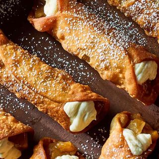 Cannoli z kremem z białej czekolady i malinami