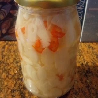 Słoik z marynowanym czosnkiem (450-500g)