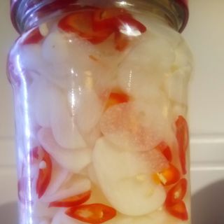 Słoik z marynowanym czosnkiem (330-350g)