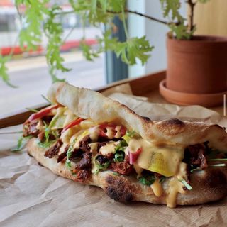 Pizza Sandwich z Szarpanym Boczniakiem