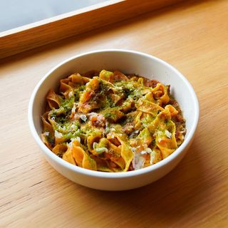 PAPPARDELLE ALLA VODKA Z WOŁOWINA, PANCETTA I SZAŁWIA