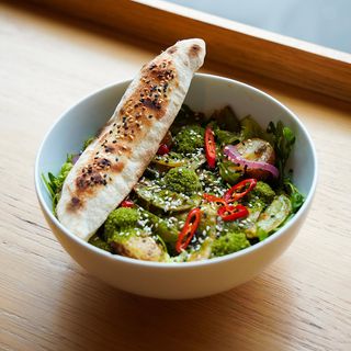 SAŁATKA Z PASZTETEM GRZYBOWYM I PIECZONYMI PATATKAMI