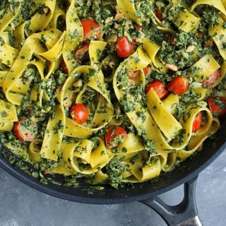 Pappardelle z łososiem, cukinią i kurkami