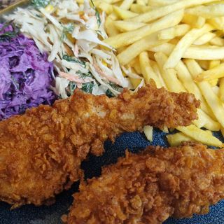 Stripsy z kurczaka w panierce z sosem