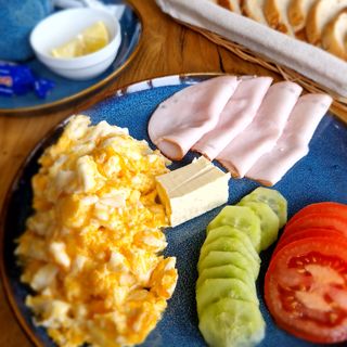 Zestaw śniadaniowy z jajkami klasyczny