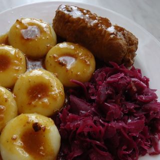 Rolada schabowa z kluskami sląskimi