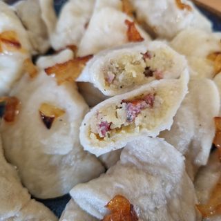 Pierogi z ziemniakami i kiełbasą