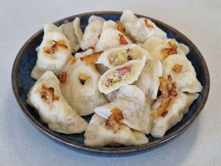 Pierogi z ziemniakami i kiełbasą