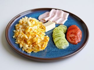 Zestaw śniadaniowy z jajkami i bekonem