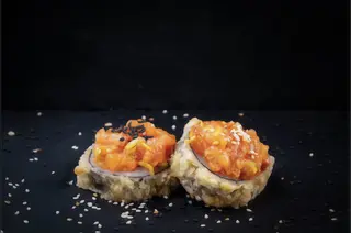 Futomaki łosoś tatar w tempurze 6szt