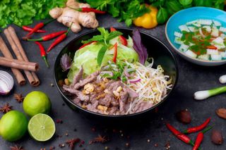 Bun cha w grillowaną  wieprzowiną