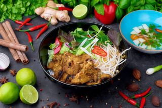 Bun nem z grillowaną wieprzowiną i sajgonkami 2szt