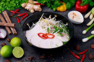 Pho ga ran z kurczakiem smażonym 