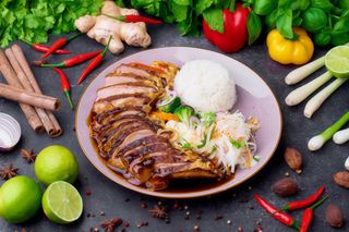 Kaczka chrupiąca z warzywami na ostro