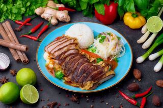 Kaczka chrupiąca z warzywami w sosie słodko-kwaśnym