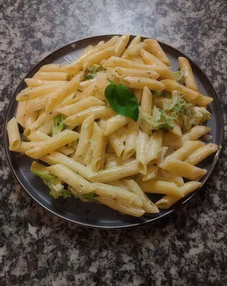 Penne serowe z brokułami