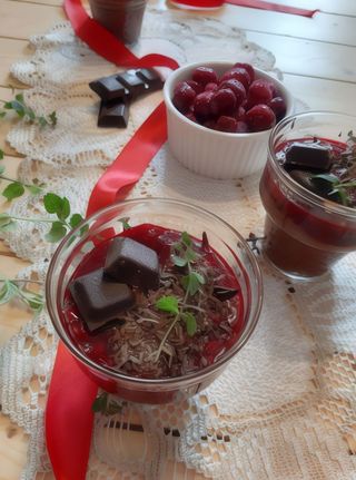 Mus czekoladowy z konfiturą porzeczkową