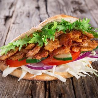 Bułka kebab z surówką mega 