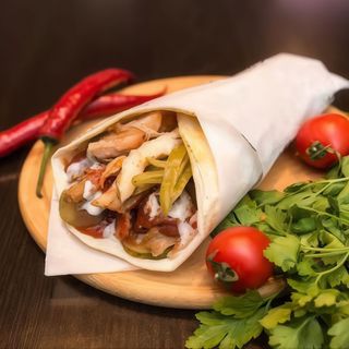 Pitta z surówką i ser standard