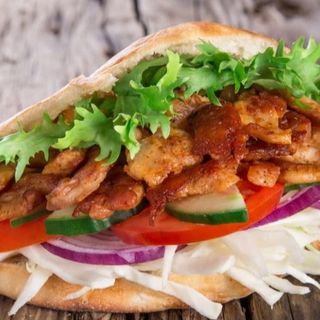 Bułka kebab z frytkami i surówkami Extra