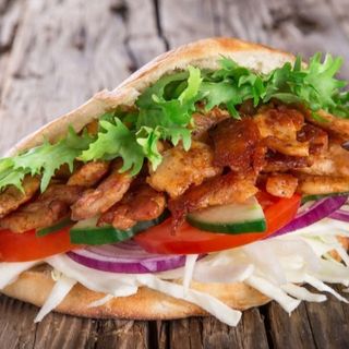 Bułka kebab z frytkami i surówkami mega