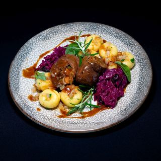 Zraz wołowy z wędzonym boczkiem