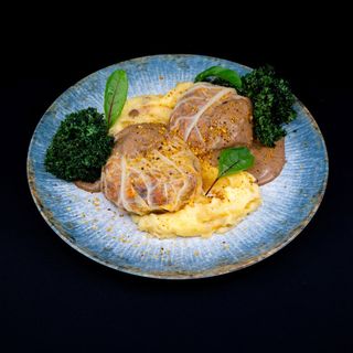 Gołąbki z kapusty włoskiej, kaszy bulgur, boczniaka i suszonych pomidorów,