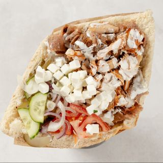 Kebab w Bułce z Serem Feta