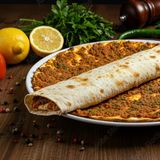 Lahmacun na talerzu