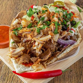 Kebab w Bułce z frytkami i warzywami