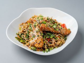 Chow Mein z chrupiącym kurczakiem [lekko pikantny]  400g