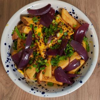 Frytki z sosem serowym 