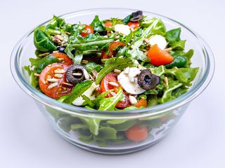 Sałatką z serem halloumi