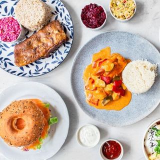 Golonka wieprzowa pieczona, ziemniaczki frytowane, chrzan Golonka wieprzowa pieczona (350g), ziemniaczki frytowane, chrzan