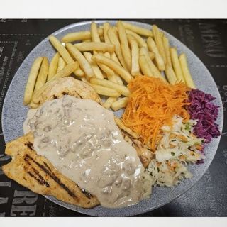  Filet z kurczaka sous vide, sos kurkowy, frytki, surówka