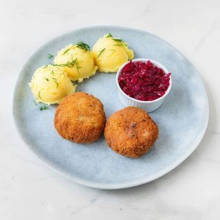 Kotlety mielone, ziemniaki, sos, buraczki Kotlety mielone, ziemniaki, sos, buraczki