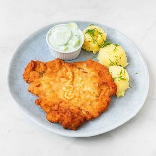 Kotlet drobiowy, ziemniaki, mizeria