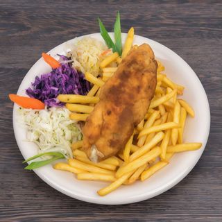 De kotlet de volaille, frytki, zestaw surówek