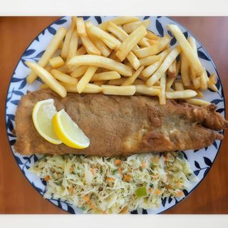 Morszczuk panierowany smażony, frytki, surówka