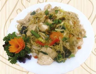 Wietnamski makaron z warzywami i mięsem 350g