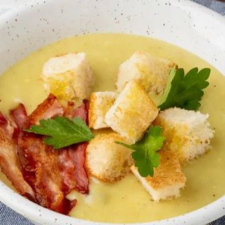 Krem z czosnku z grzankami i chipsem z bekonu