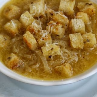 Zupa cebulowa z grzankami i serem