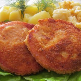 kotlety z mortadeli z puree i surówką