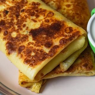 Naleśniki bekon, grillowana cukinia, ser,sos