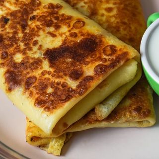 Naleśniki kurczak curry, pieczarki, ser, sos