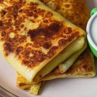 Naleśniki kurczak curry, ananas, ser, sos